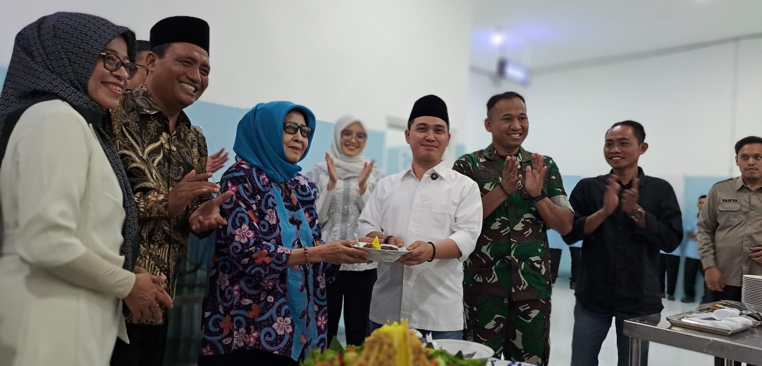 Bupati Mojokerto Muhammad Al Barra meresmikan Dapur Satuan Pelayanan Pemenuhan Gizi (SPPG) Randubango. (Kominfo Kab Mojokerto)