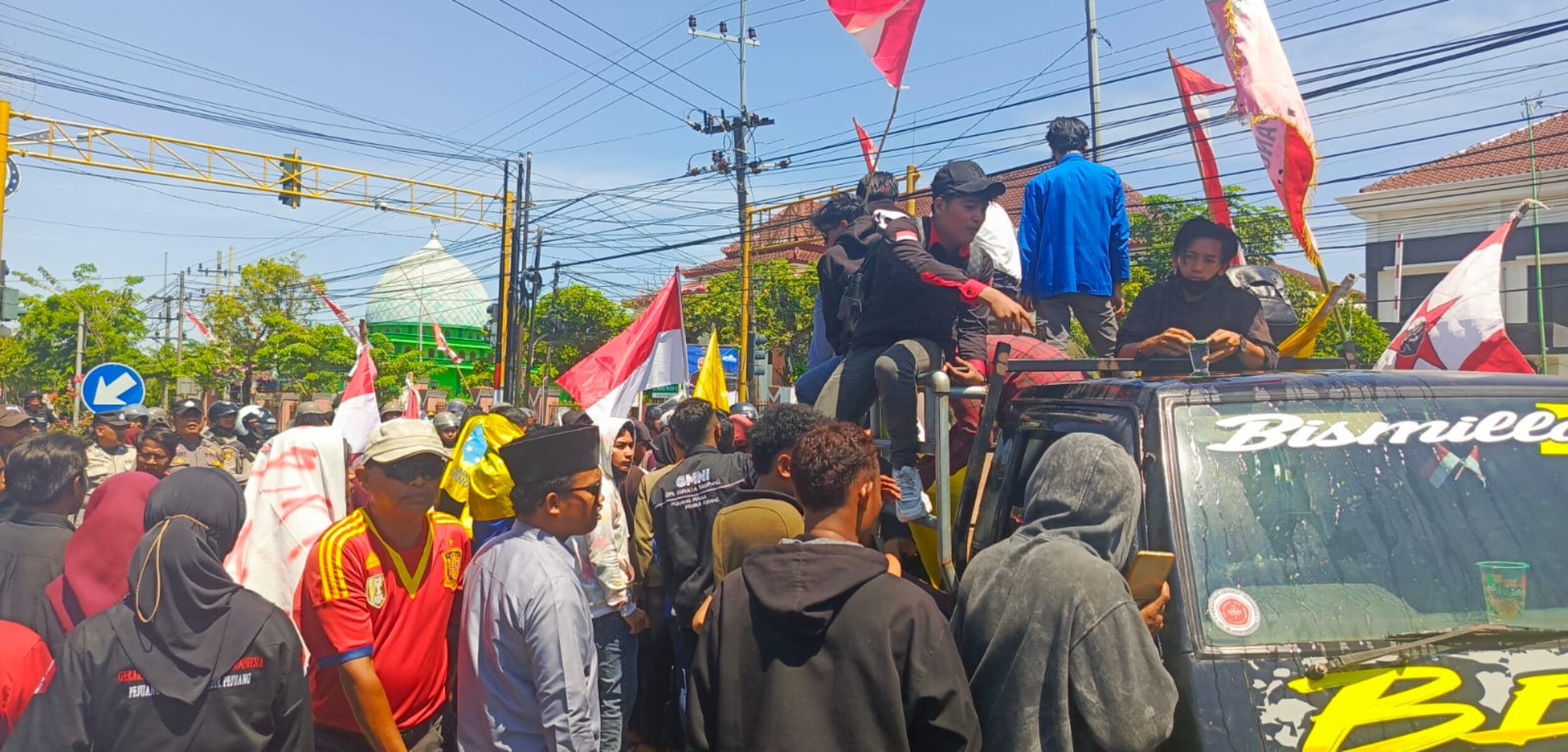 Kapolres Sampang Tolak Tanda Tangan Tuntutan Pendemo, Massa Blokade Jalan