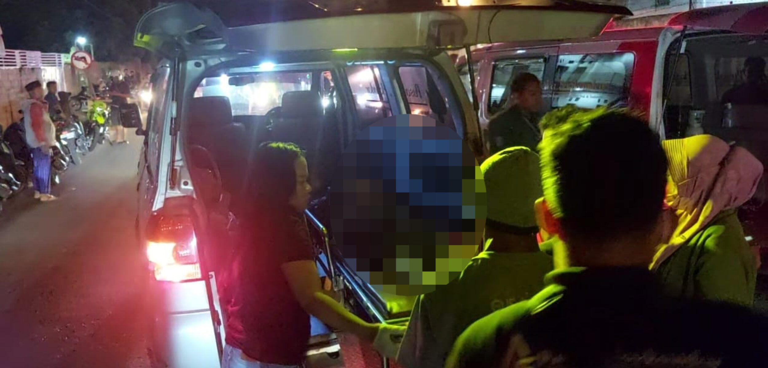 Petugas saat mengevakuasi korban laka lantas Nuryadi (50), di pinggir Jalan Raya Desa Awang-Awang, Kecamatan Mojosari, Kabupaten Mojokerto, pada Jumat malam (1/8/2025) sekitar pukul 19.30 WIB (Redaksi / Kabarterdepan.com)