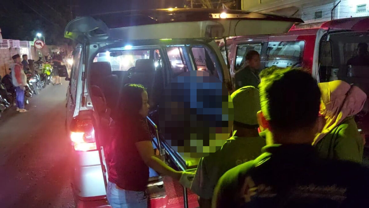 Petugas saat mengevakuasi korban laka lantas Nuryadi (50), di pinggir Jalan Raya Desa Awang-Awang, Kecamatan Mojosari, Kabupaten Mojokerto, pada Jumat malam (1/8/2025) sekitar pukul 19.30 WIB (Redaksi / Kabarterdepan.com) 