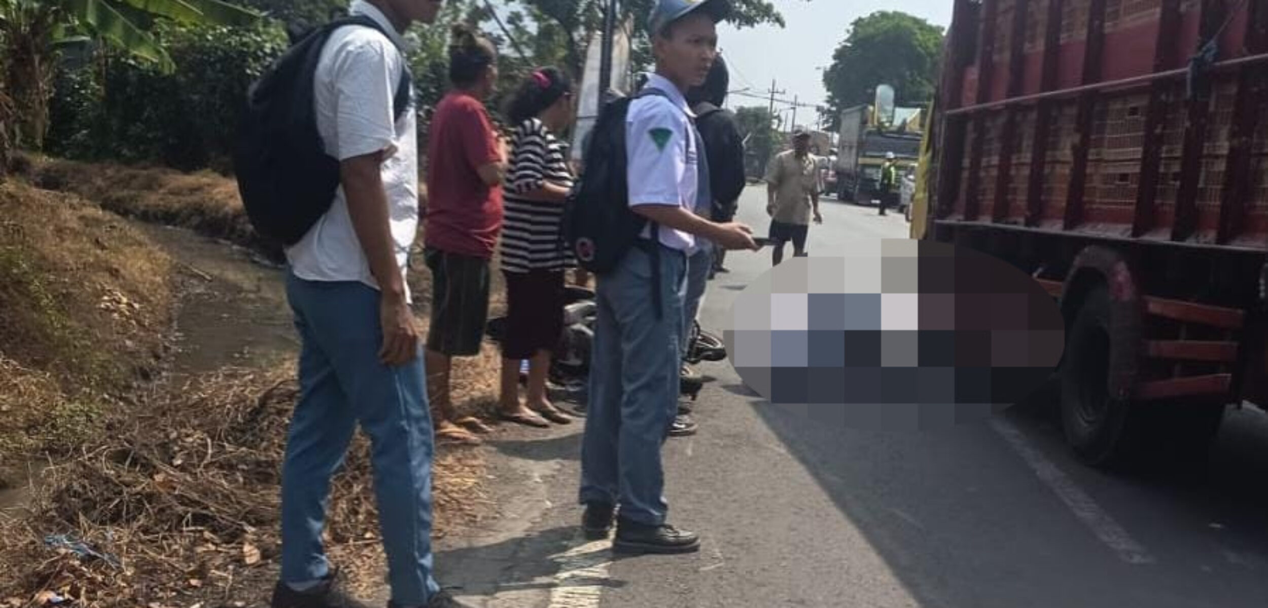Pelajar Ngoro meregang nyawa usai bertabrakan dengan truk ayam di Jalan Raya Desa Pungging, Kecamatan Pungging, Kabupaten Mojokerto, Selasa (12/8/2025) sore (Redaksi / Kabarterdepan.com)