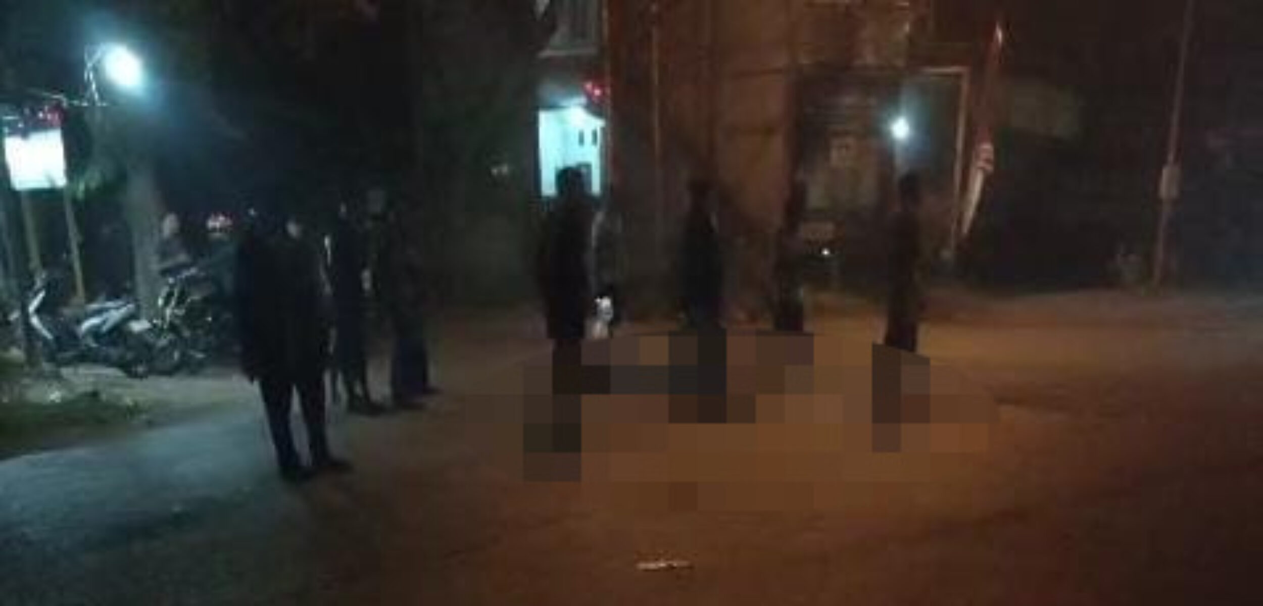 Kondisi korban kecelakaan yang diduga akibat jalan rusak, Syahroni, warga Kecamatan Ngoro, Jalan Raya Desa Awang-awang, Kecamatan Mojosari, Kabupaten Mojokerto, Kamis (14/8/2025) sore (Redaksi / Kabarterdepan.com)