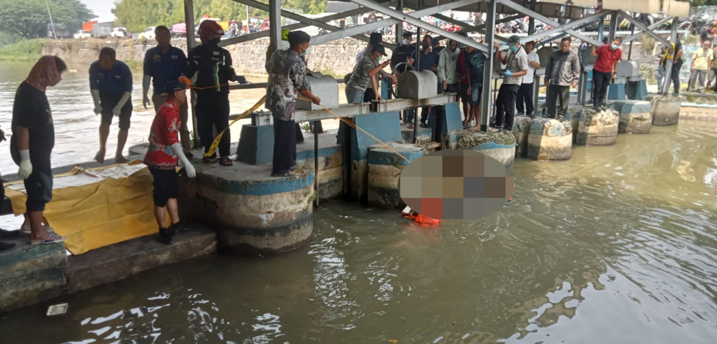 Sejumlah relawan saat mengevakuasi mayat yang mengapung di Sungai, Rabu (27/8/2025) (Redaksi / Kabarterdepan.com)