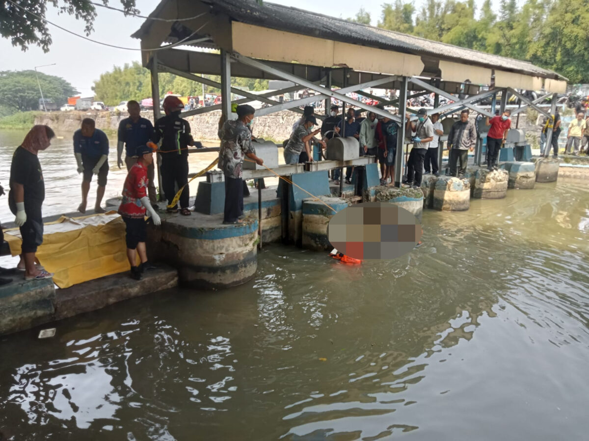 IMG 20250827 224354 1 Sejumlah relawan saat mengevakuasi mayat yang mengapung di Sungai, Rabu (27/8/2025) (Redaksi / Kabarterdepan.com)