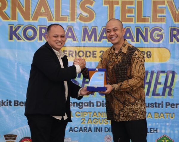 Kapolres Batu Raih Penghargaan News Maker Tokoh Inspiratif dari IJTI Korda Malang Raya