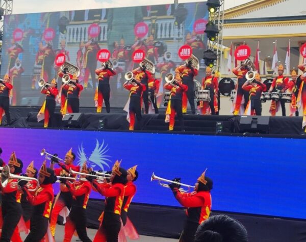 Wisatawan Asal Amerika Serikat  Apresiasi Jember Marching Band: Good Luck For you