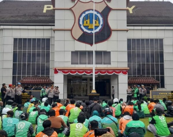 Ribuan Driver Ojol Aksi Solidaritas Affan Kurniawan di Mapolda DIY, Kapolda Imbau Jaga Kondusifitas