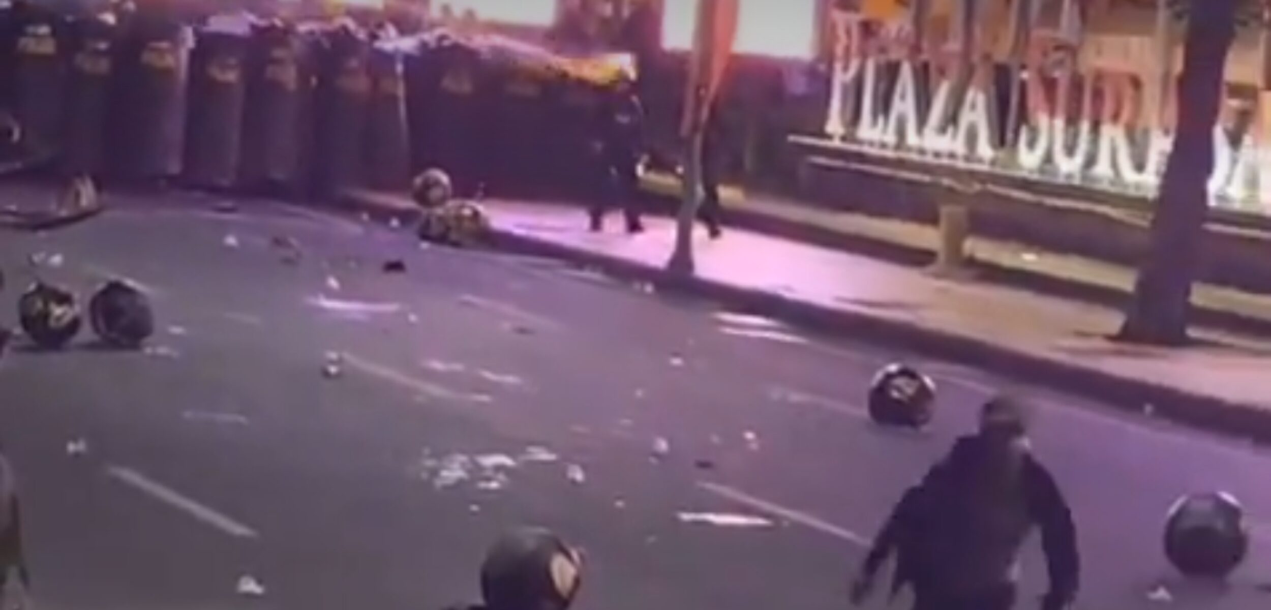 Demo Ricuh di Surabaya, Puluhan Motor dan Pos Polisi Dibakar