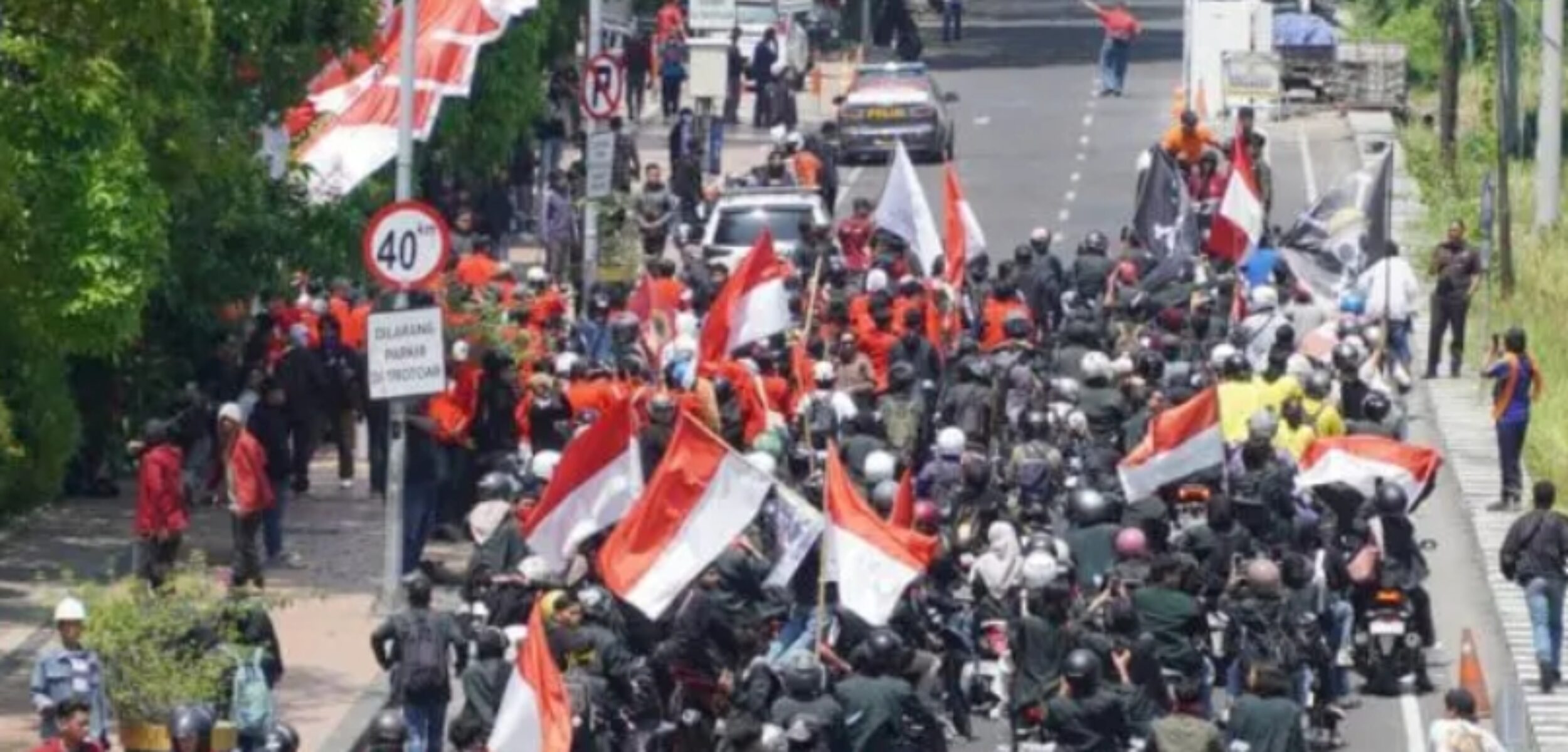 Ratusan Mahasiswa Surabaya Aksi di Depan Mapolda Jatim, Janji Tak Rusak Fasum