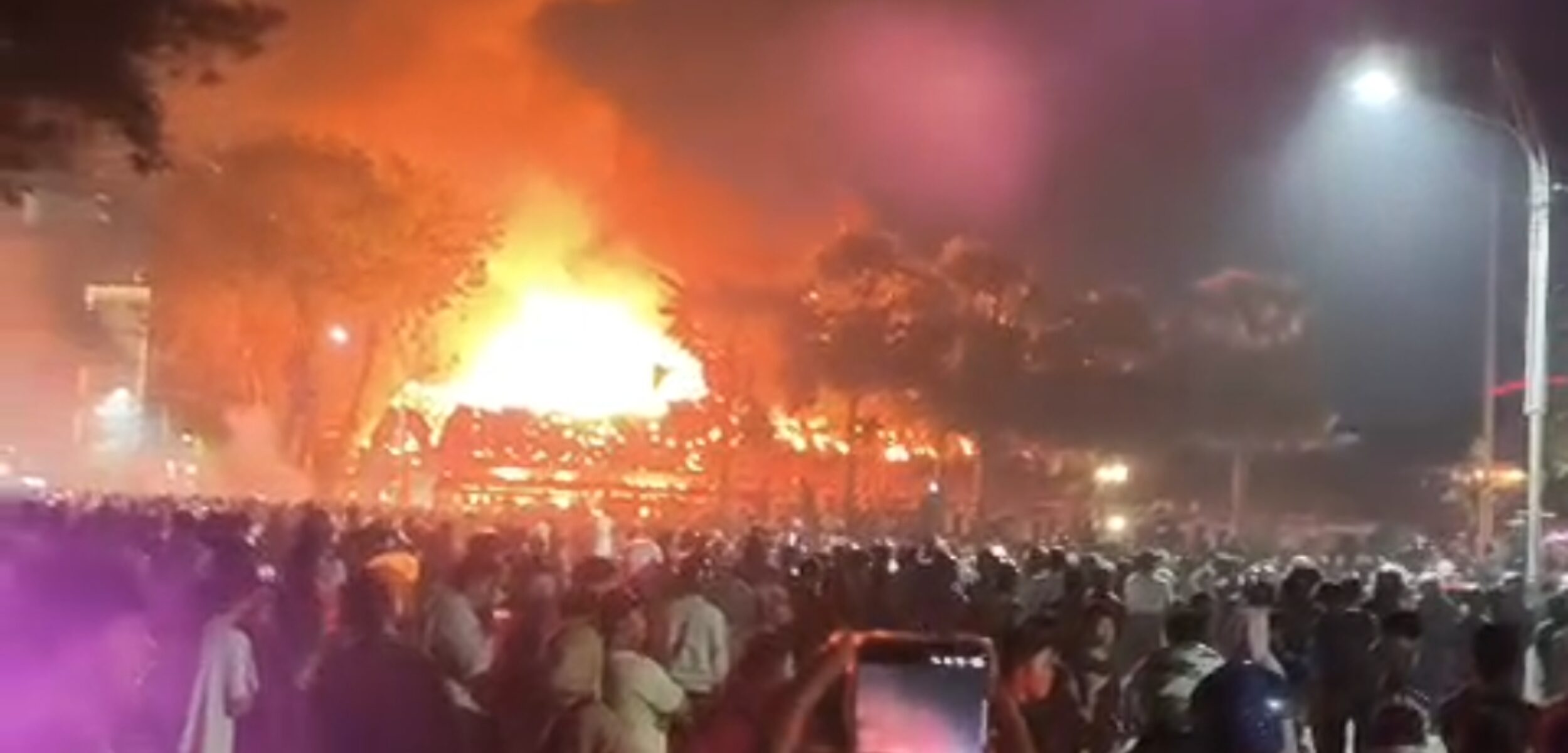 Breaking News! Gedung Grahadi Surabaya Terbakar