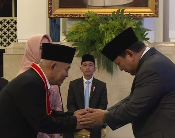 KH. Asep Saifuddin Chalim Terima Bintang Mahaputera Nararya dari Presiden Prabowo