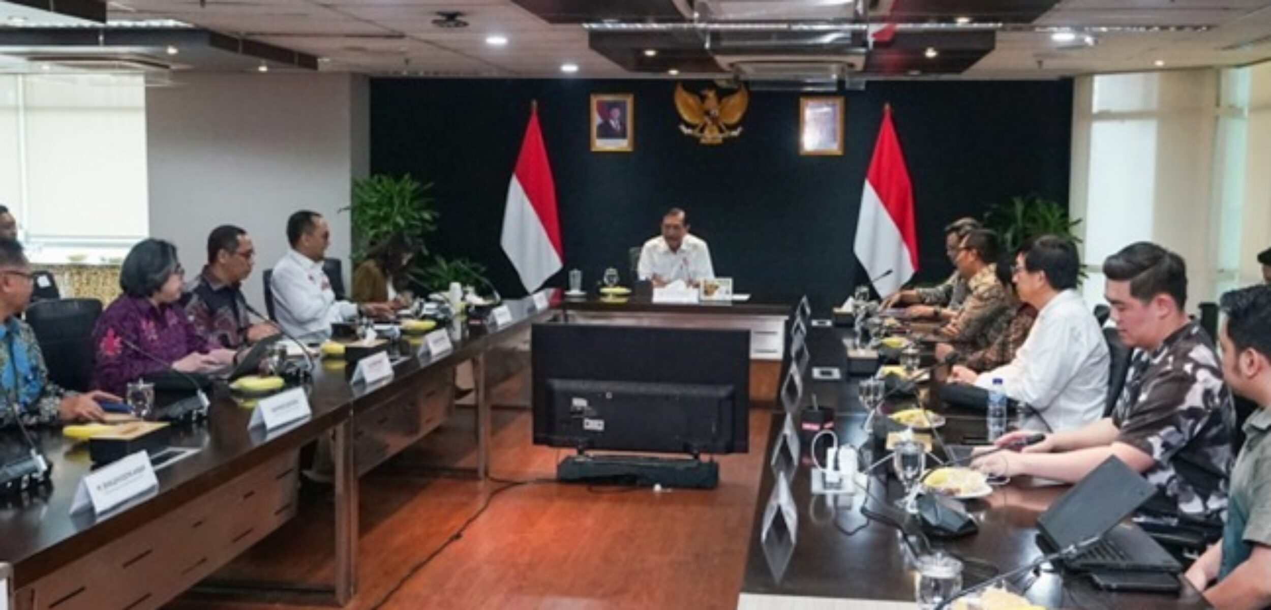 Menteri Komunikasi dan Digital Meutya Hafid usai pertemuan dengan Dewan Ekonomi Nasional dan PPATK, di Jakarta Pusat, Rabu (30/7/2025) mengatakan pihaknya sejak 20 Oktober 2024 hingga 28 Juli 2025, Kementerian Komdigi telah melakukan takedown terhadap hampir 2,5 juta konten negatif, dengan sekitar 1,7 juta di antaranya terkait judi online.
