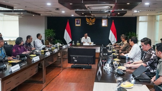 Menteri Komunikasi dan Digital Meutya Hafid usai pertemuan dengan Dewan Ekonomi Nasional dan PPATK, di Jakarta Pusat, Rabu (30/7/2025) mengatakan pihaknya sejak 20 Oktober 2024 hingga 28 Juli 2025, Kementerian Komdigi telah melakukan takedown terhadap hampir 2,5 juta konten negatif, dengan sekitar 1,7 juta di antaranya terkait judi online.
