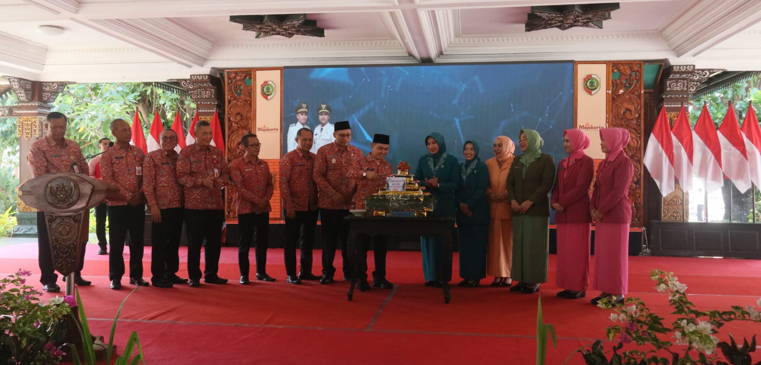 Bupati Mojokerto Muhammad Al Barra bersama Ketua TP PKK Kabupaten Mojokerto Shofiya Hanak Al Barra dalam acara Peringatan Hari Kesatuan Gerak (HKG) PKK ke-53.