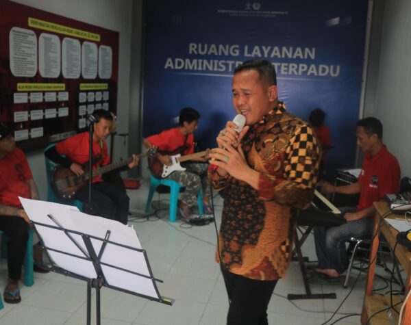 Harmoni di Balik Jeruji, Kepala Lapas Pemuda Madiun Ikut Bermusik Bersama Warga Binaan
