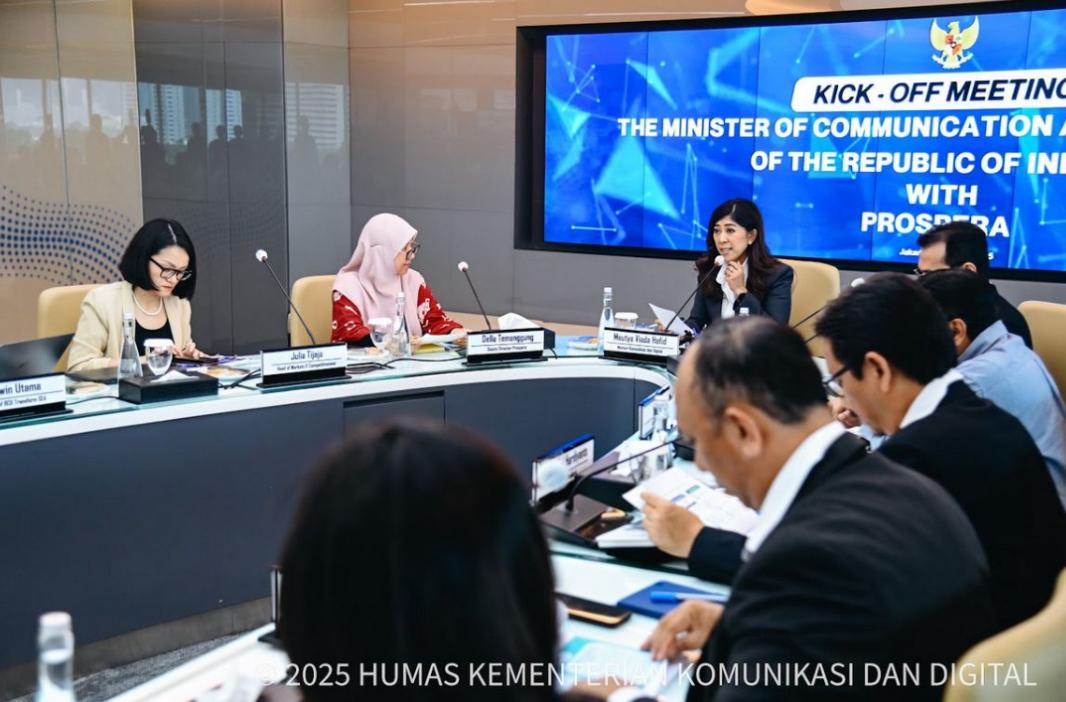 WhatsApp Image 2025 08 02 at 8.38.35 PM 1 Menteri Komunikasi dan Digital Meutya Hafid saat menerima Deputi Director Prospera Della Temenggung di Kantor Kementerian Komdigi, Jakarta Pusat, Jumat (1/8/2025) mengatakan kolaborasi ini menargetkan kontribusi ekonomi digital sebesar 19 persen terhadap Produk Domestik Bruto (PDB) Indonesia pada 2045. Foto: Dok Kemkomdigi