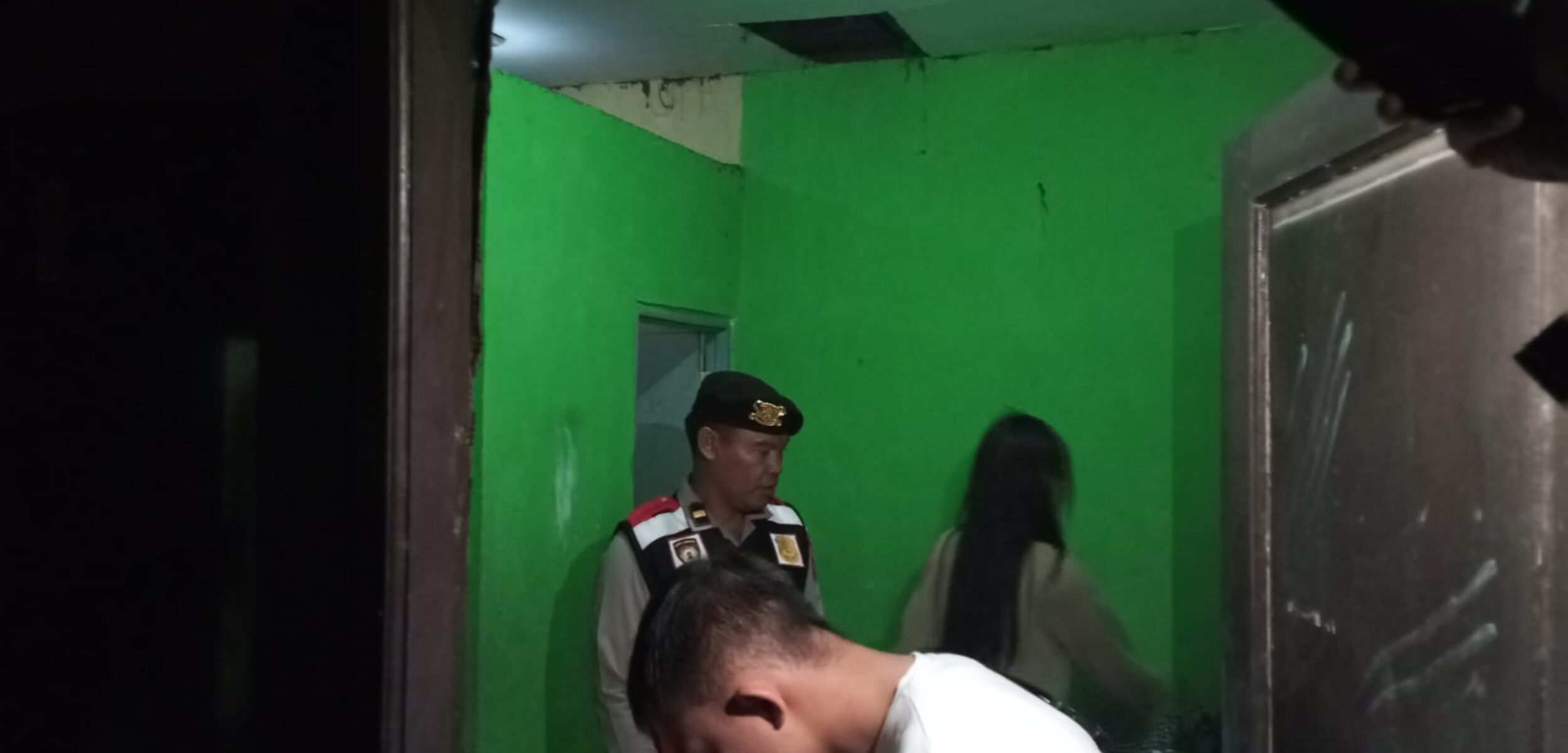 Petugas saat hendak merazia salah satu kamar kos.