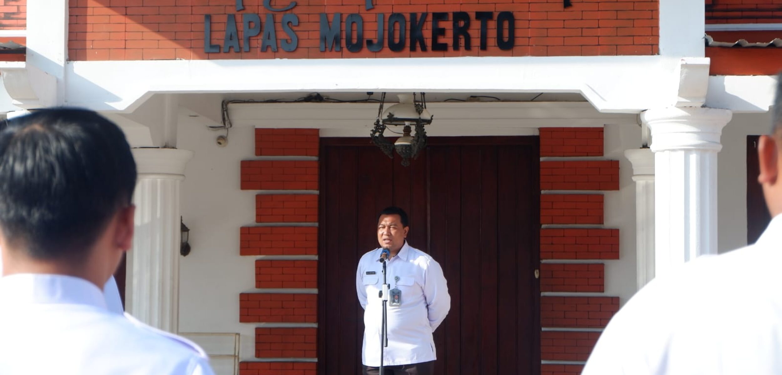 Kepala Lembaga Pemasyarakatan (Kalapas) Kelas IIB Mojokerto Rudi Kristiawan memimpin apel pagi pegawai