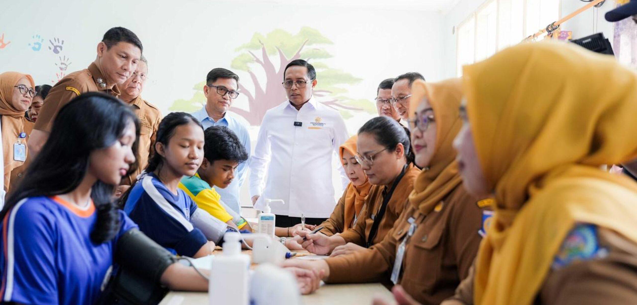 Kepala Komunikasi Kepresidenan Hasan Nasbi melihat pelaksanaan CKG di SMA Negeri 6 Kota Tangerang Selatan, Senin, 4 Agustus 2025. (Kemkomdigi)