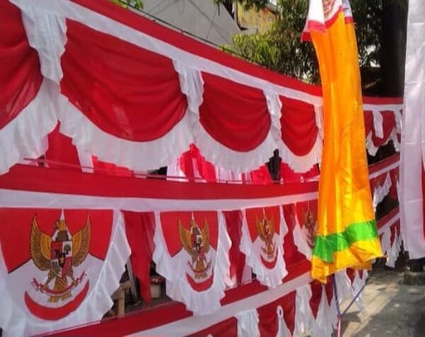 Semarak Jelang HUT ke-80 RI, Penjual Bendera dan Umbul-Umbul di Mojokerto Banjir Pembeli