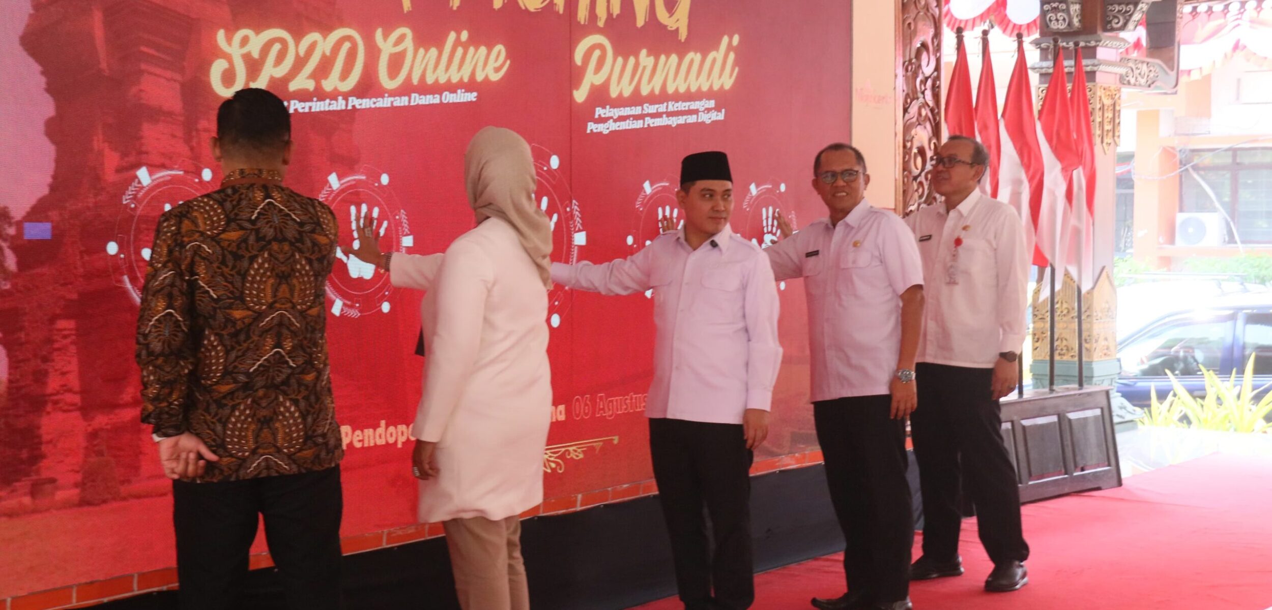 Bupati Mojokerto Muhammad Al Barra meluncurkan Kartu Kredit Pemerintah Daerah (KKPD) dan Surat Perintah Perjalanan Dinas (SP2D) Online.