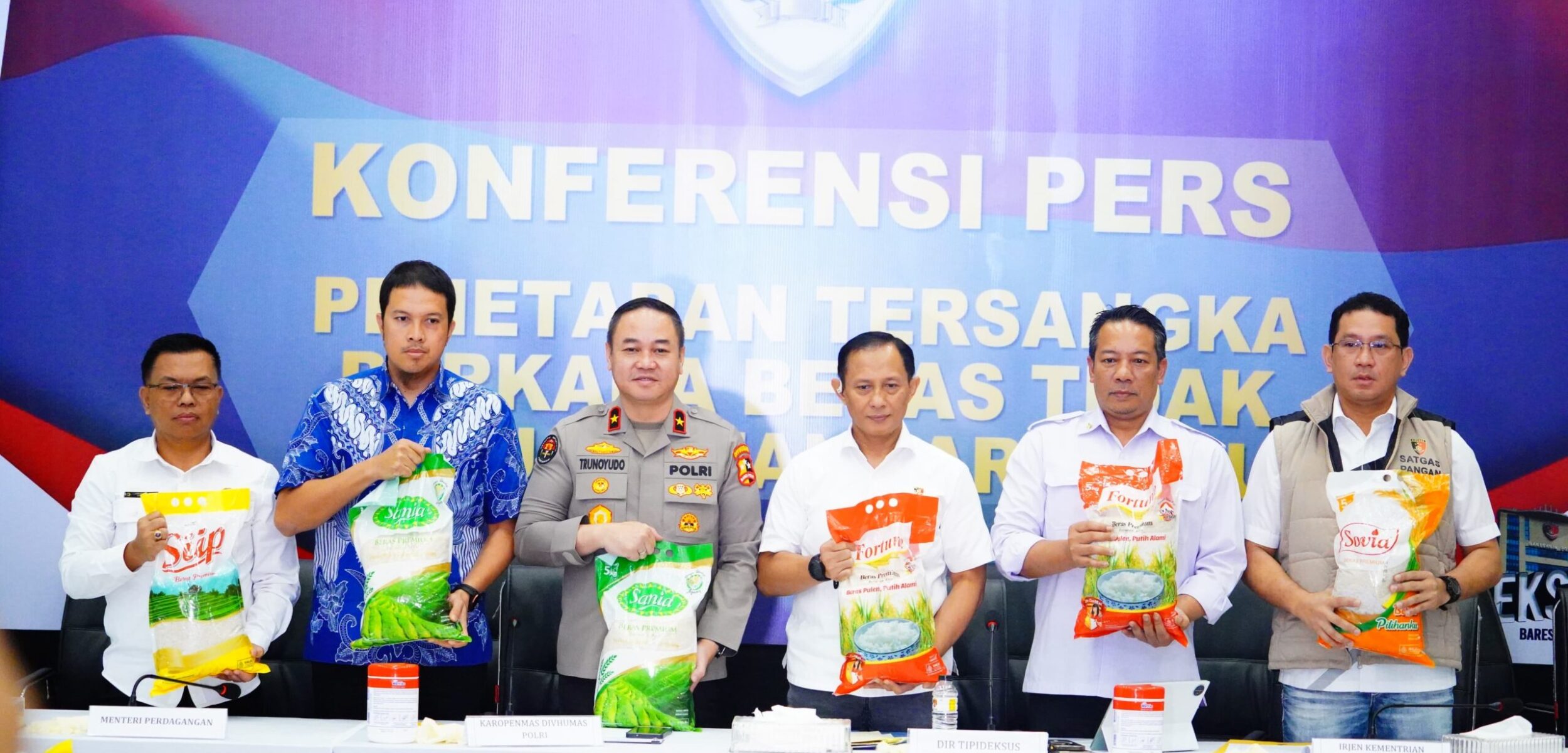 Konferensi pers kasus beras oplosan.