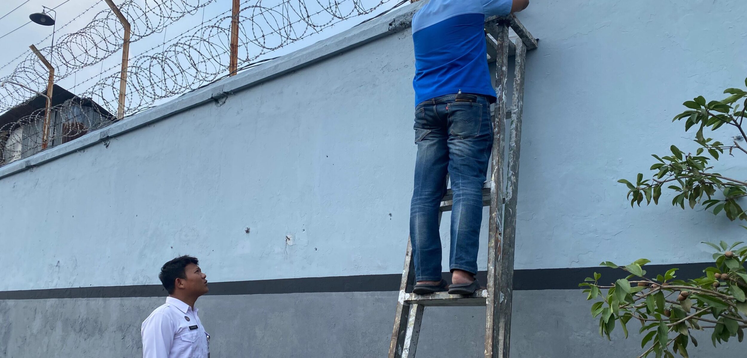 Petugas Lapas Kelas IIB Mojokerto melakukan perbaikan dan optimalisasi sistem pengawasan CCTV.