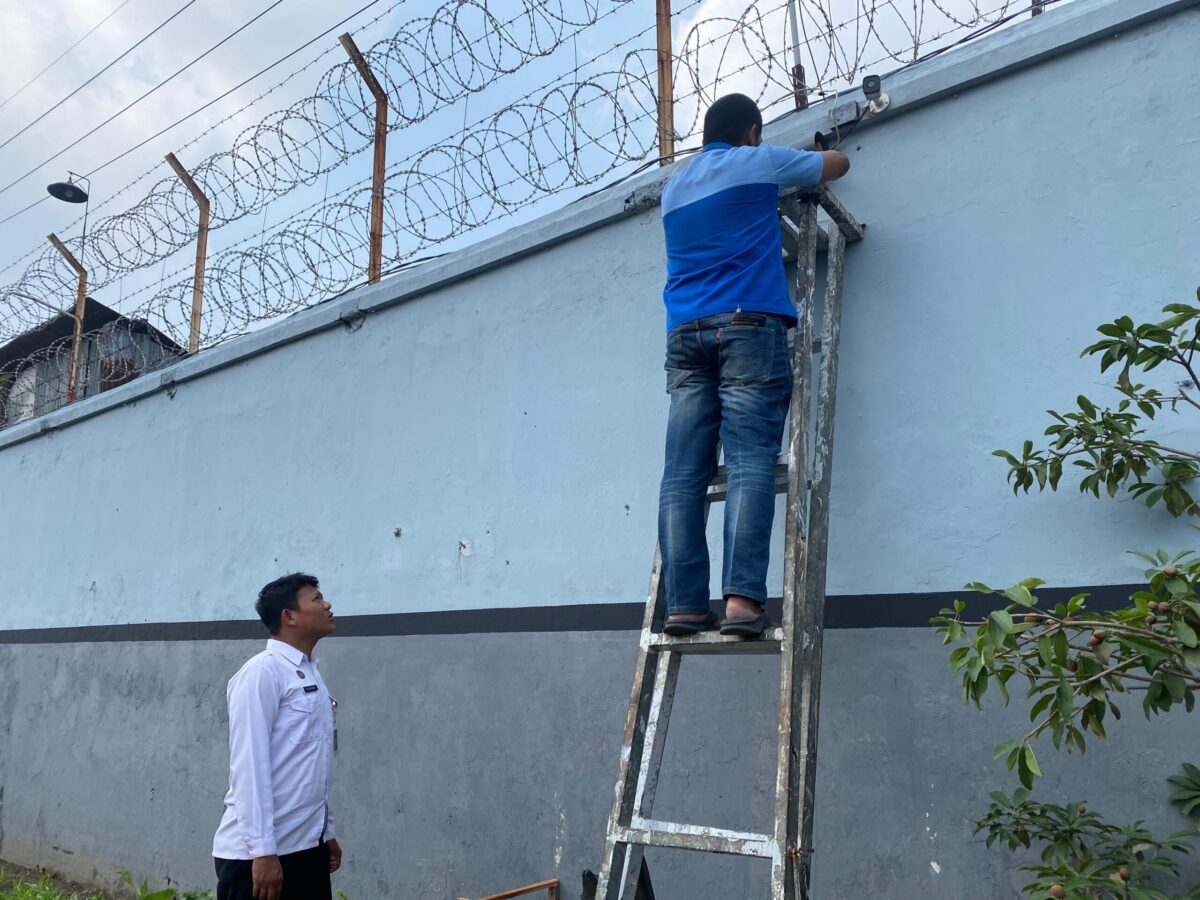 Petugas Lapas Kelas IIB Mojokerto melakukan perbaikan dan optimalisasi sistem pengawasan CCTV. 