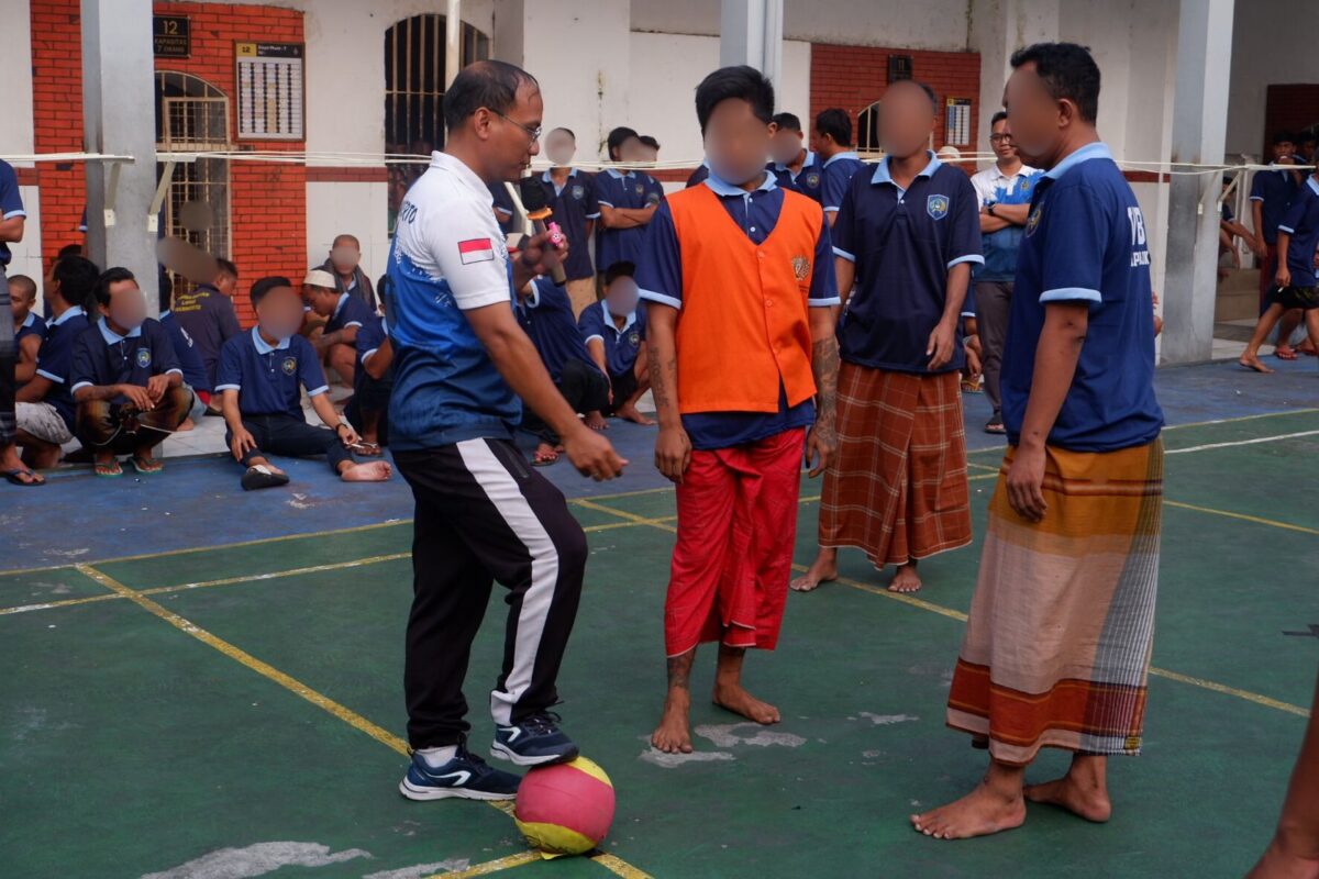 Lapas Kelas IIB Mojokerto mengadakan lomba sepak bolah sarung dalam rangka memeriahkan Hari Ulang Tahun (HUT) ke-80 Republik Indonesia. (Humas Lapas Mojokerto)