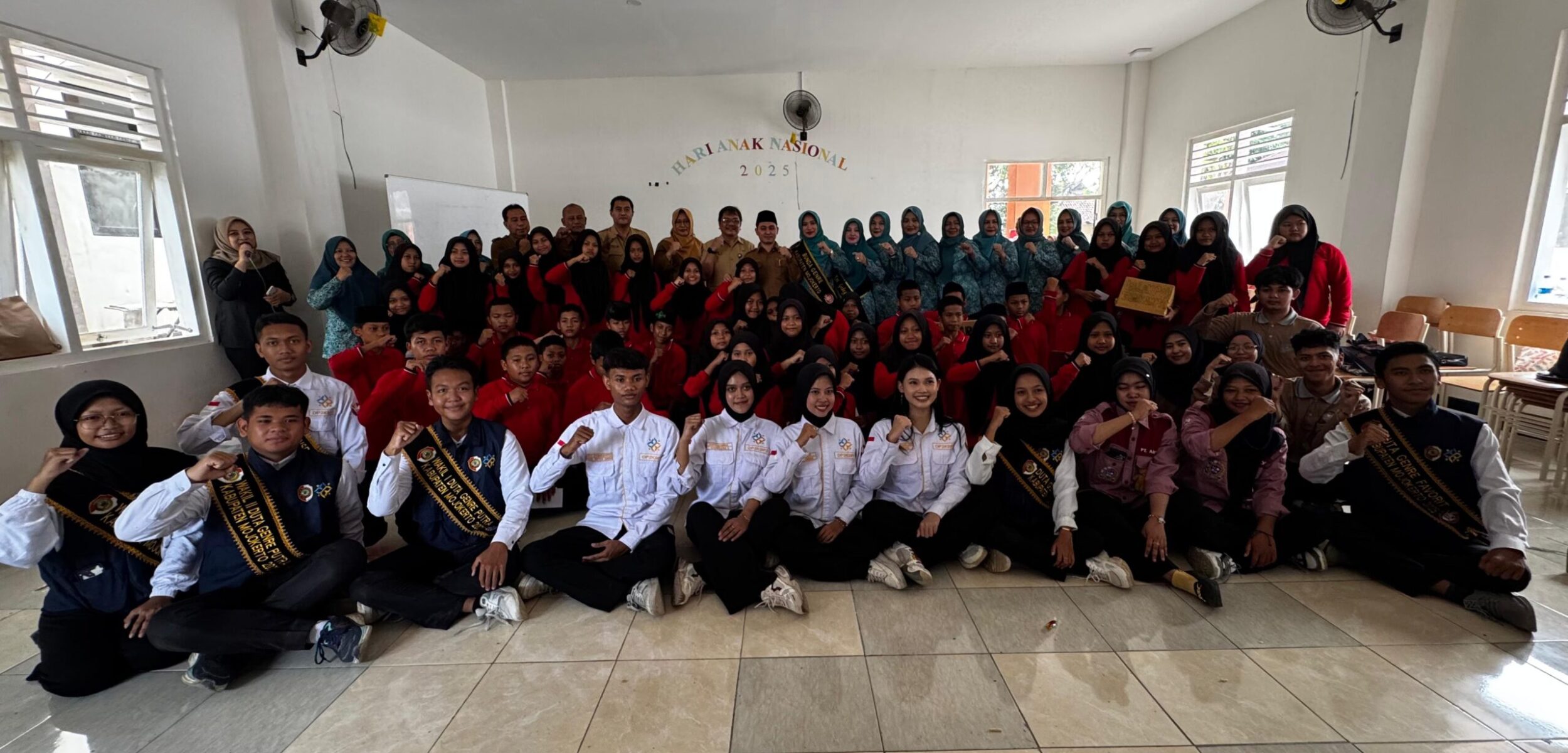 Pemkab Mojokerto mengadakan kegiatan bakti sosial dengan fokus diberikan kepada siswa Sekolah Rakyat (SR) angkatan I jenjang SMP. (Komimfo Kab Mojokerto)
