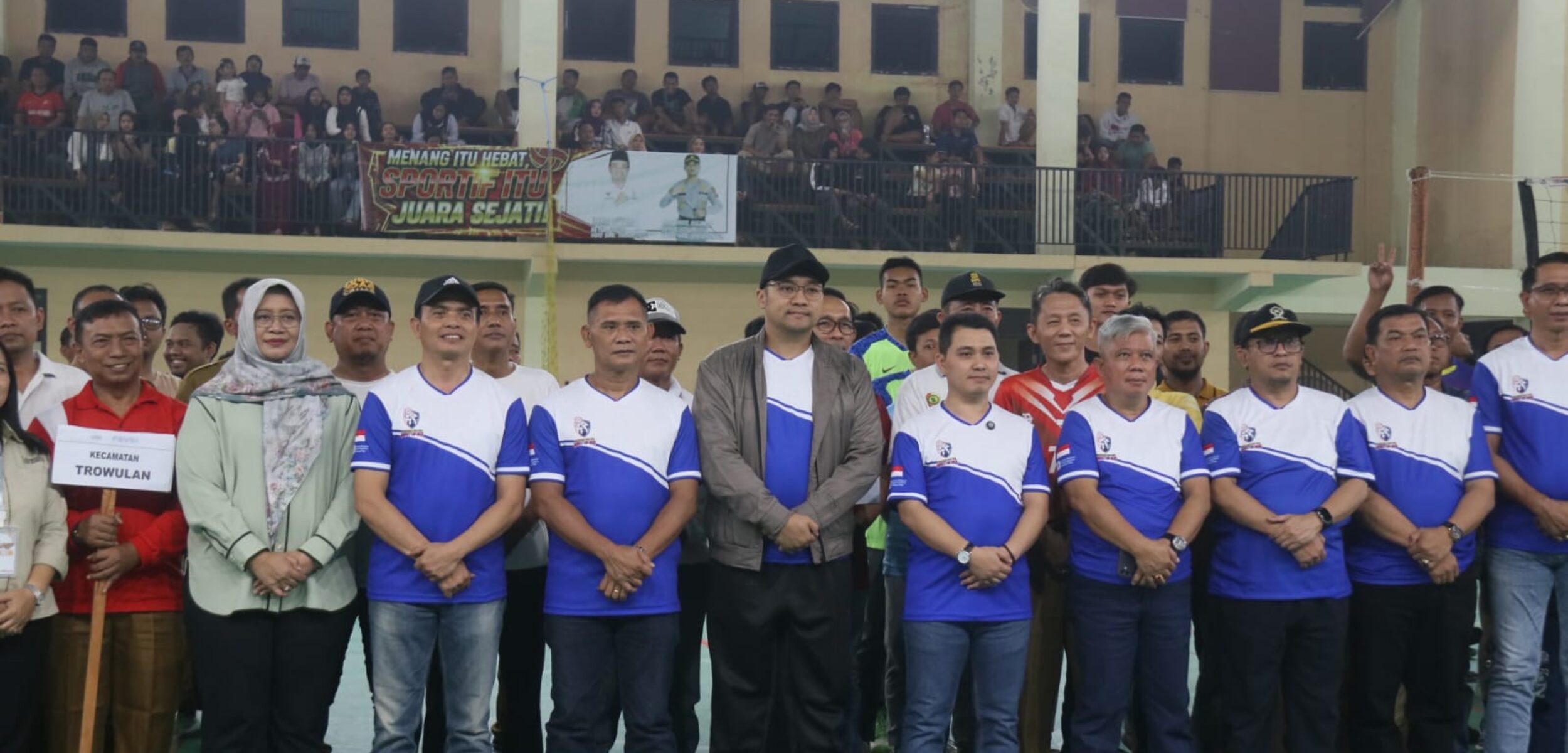 WhatsApp Image 2025 08 13 at 05.14.35 1 1 Bupati Mojokerto Muhammad Al Barra membuka kegiatan turnamen bola voli bergengsi, Bupati Mojokerto Cup. (Kominfo Kab Mojokerto)