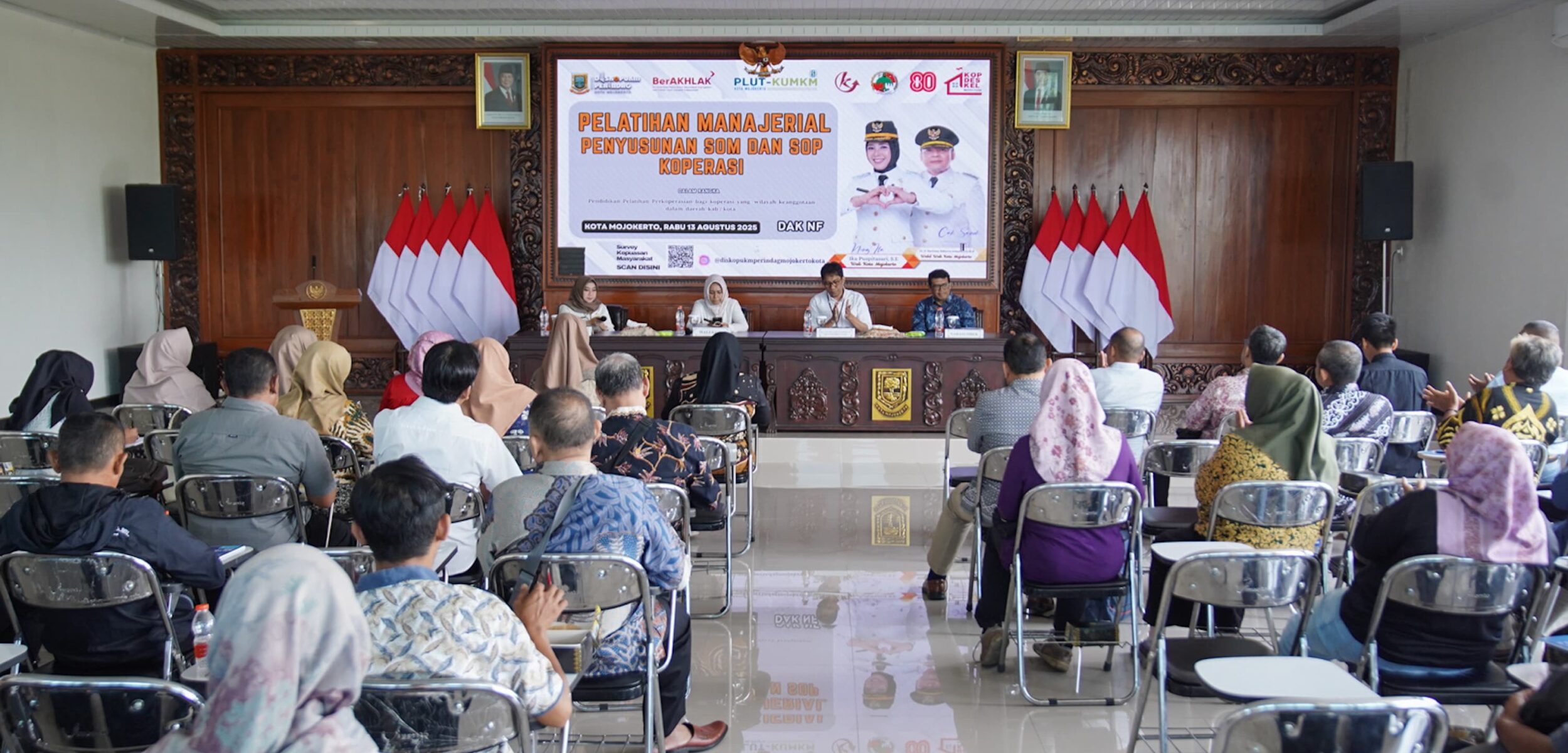 Wali Kota Mojokerto Ika Puspitasari dalam kegiatan penyusunan Standar Operasional Prosedur (SOP) dan Standar Operasional Manajemen (SOM) bagi para pengurus Koperasi Kelurahan Merah Putih (KMP). (Kominfo Kota Mojokerto)