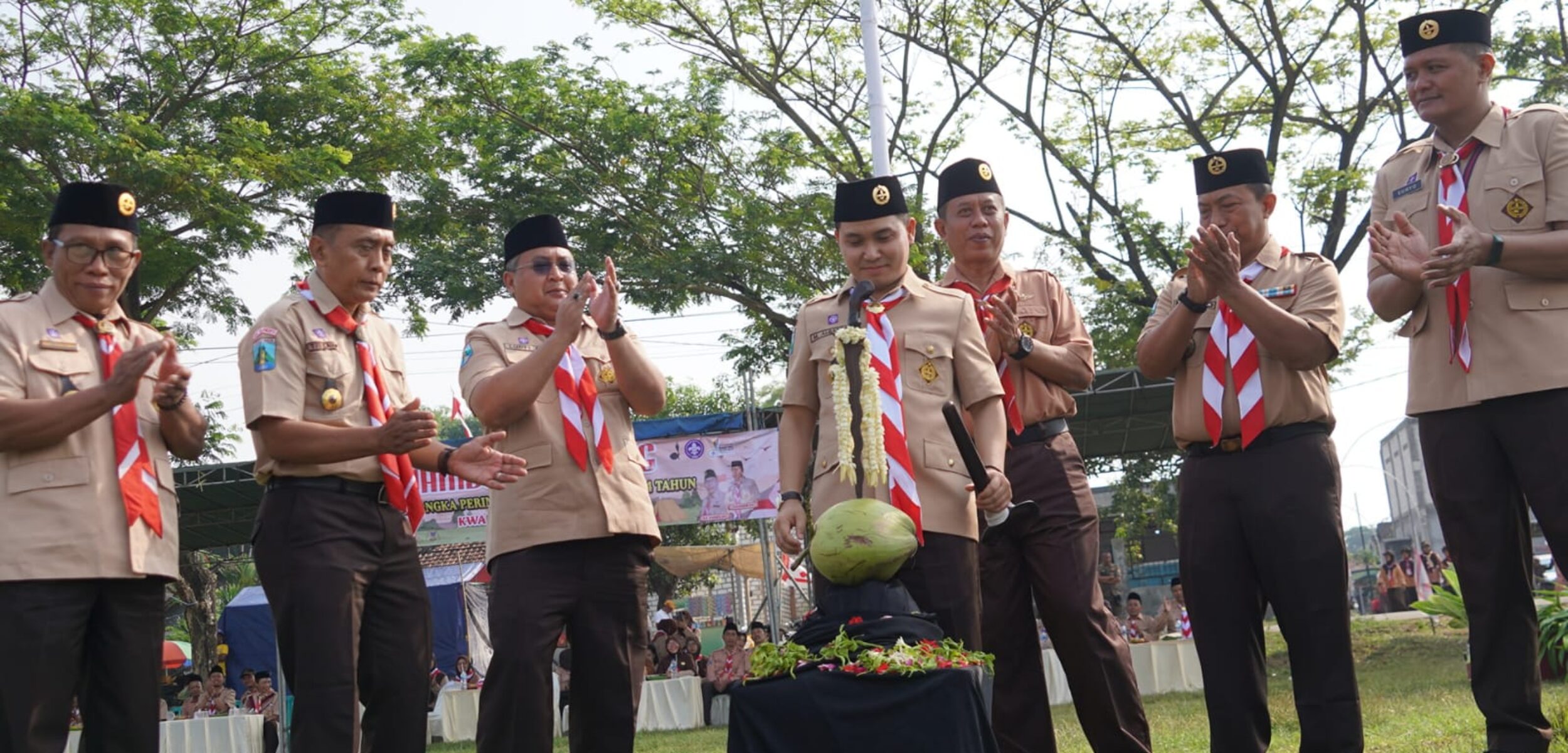 Bupati Mojokerto Muhammad Al Barra yang juga Ketua Majelis Pembimbing Cabang (Mabicab) Gerakan Pramuka Kabupaten Mojokerto membuka perhelatan akbar Jambore Ranting (Jamran) 2025. (Kominfo Kab Mojokerto)