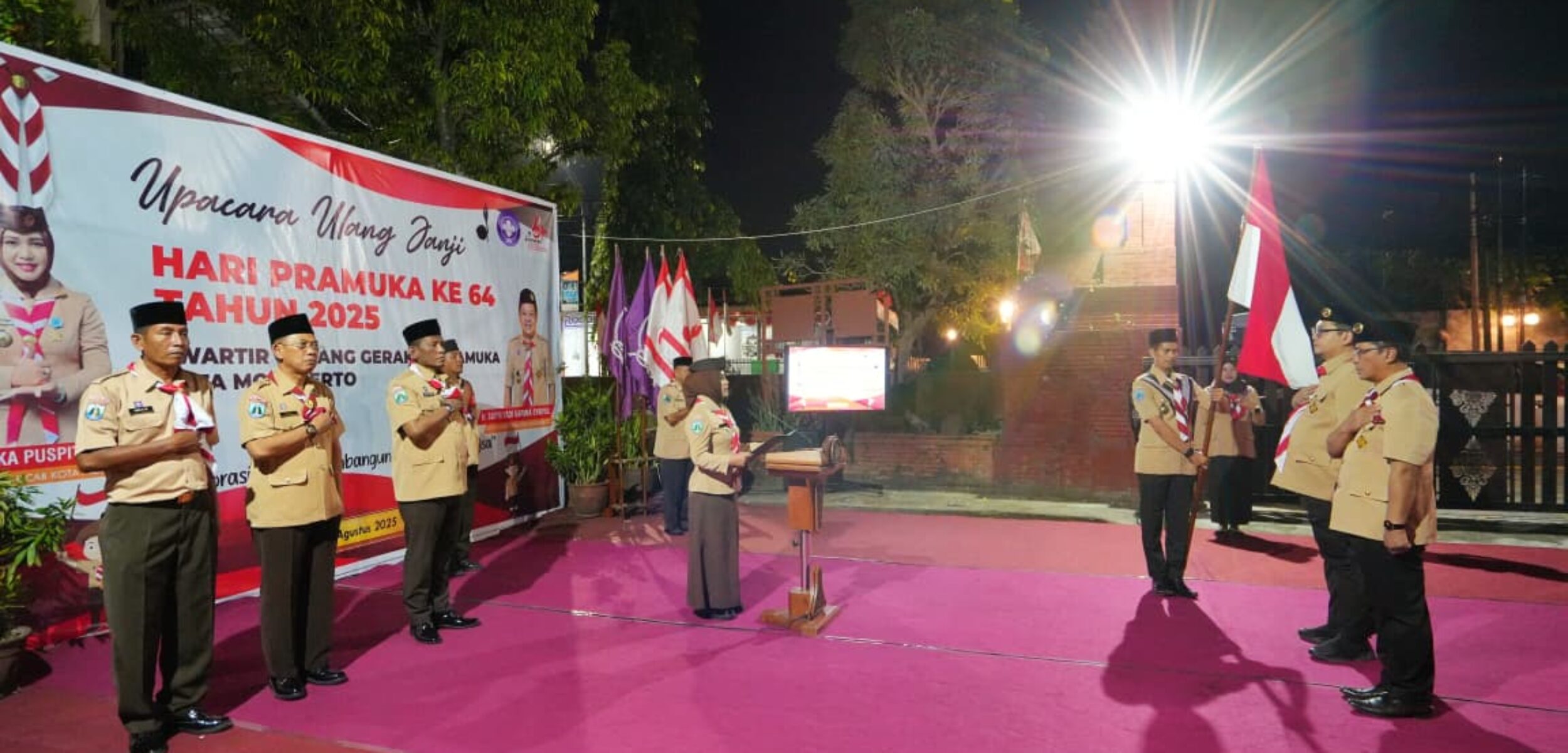 Wali Kota Mojokerto sekaligus Ketua Majelis Pembimbing Cabang (Mabicab) Gerakan Pramuka Kota Mojokerto Ika Puspitasari memimpin upacara ulang janji Pramuka. (Kominfo Kota Mojokerto)