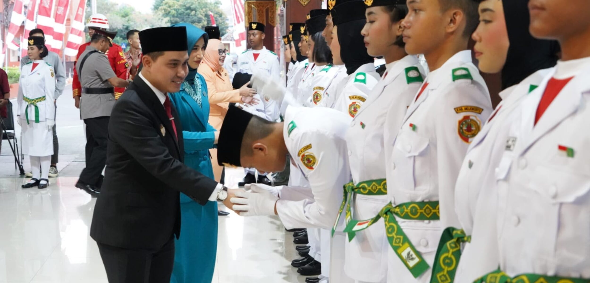 Bupati Mojokerto Muhammad Al Barra mengukuhkan calon anggota Pasukan Pengibar Bendera Pusaka (Paskibraka). (Kominfo Kab Mojokerto)