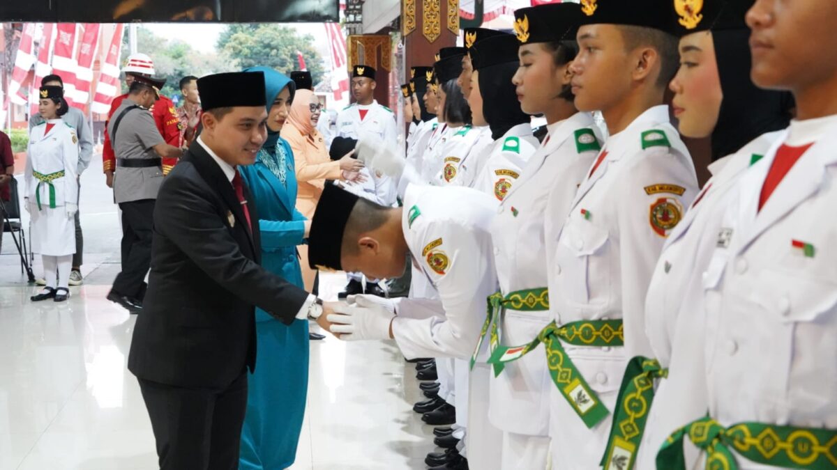 Bupati Mojokerto Muhammad Al Barra mengukuhkan calon anggota Pasukan Pengibar Bendera Pusaka (Paskibraka). (Kominfo Kab Mojokerto)