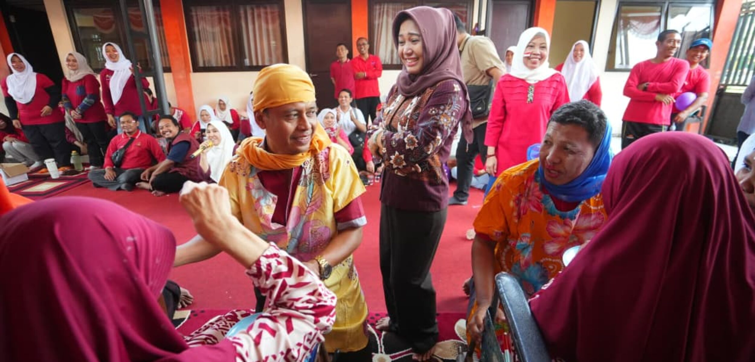 Wali Kota Mojokerto Ika Puspitasari dalam kegiatan lomba unik bertajuk "Aku Cantik", sebuah kompetisi para lansia untuk merias pasangan. (Kominfo Kota Mojokerto)