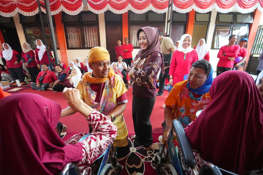 Wali Kota Mojokerto Ika Puspitasari dalam kegiatan lomba unik bertajuk "Aku Cantik", sebuah kompetisi para lansia untuk merias pasangan. (Kominfo Kota Mojokerto)