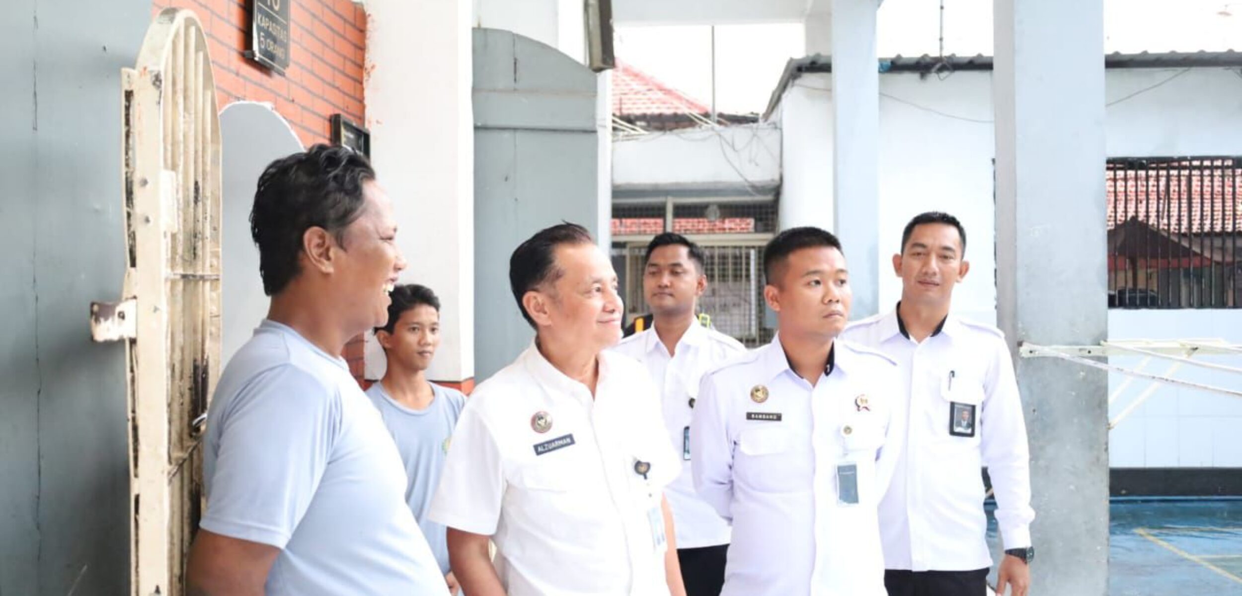 Kepala Bidang Pelayanan dan Pembinaan Alzuarman melaksanakan Monitoring dan Evaluasi (Monev) di Lapas Mojokerto. (Humas Lapas Mojokerto)