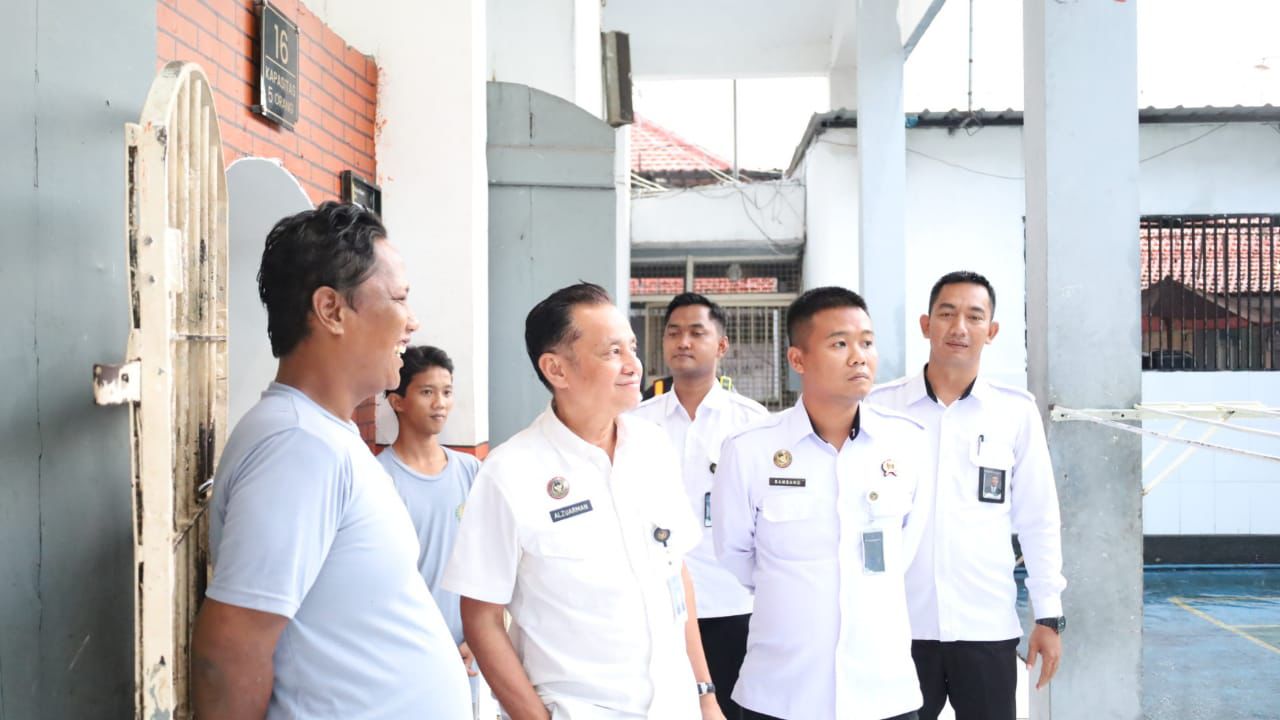 Kepala Bidang Pelayanan dan Pembinaan Alzuarman melaksanakan Monitoring dan Evaluasi (Monev) di Lapas Mojokerto. (Humas Lapas Mojokerto)