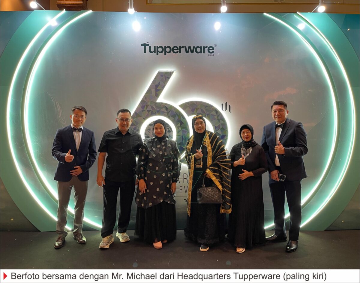 Febrianti Setyastuti, sales force Tupperware dari Mojokerto foto bersama Mr. Michael Bian, perwakilan headquarters Tupperware.