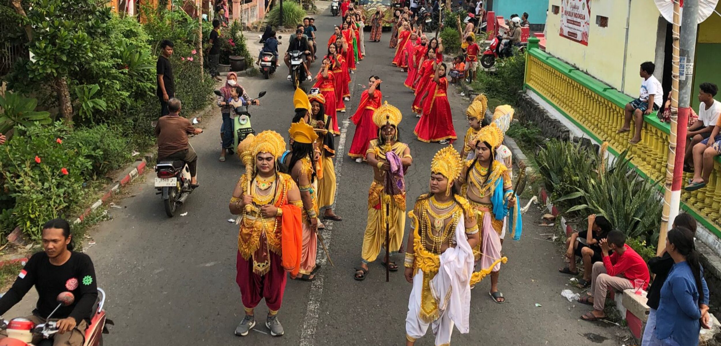 Warga Dusun Jotangan RT 09 RW 05 saat menampilkan figur Mahabarata.