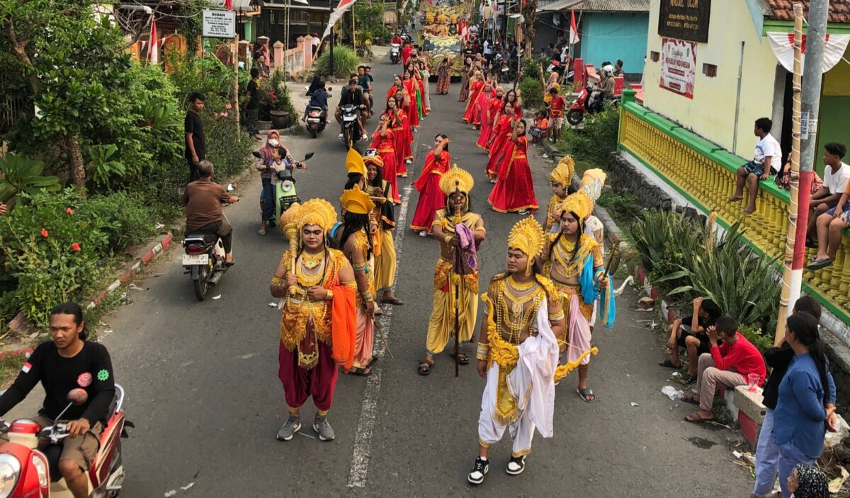 WhatsApp Image 2025 08 25 at 2.27.55 PM 1 Warga Dusun Jotangan RT 09 RW 05 saat menampilkan figur Mahabarata dalam rangka memeriahkan Hari Ulang Tahun (HUT) ke-80 Republik Indonesia. (Redaksi Kabar Terdepan)