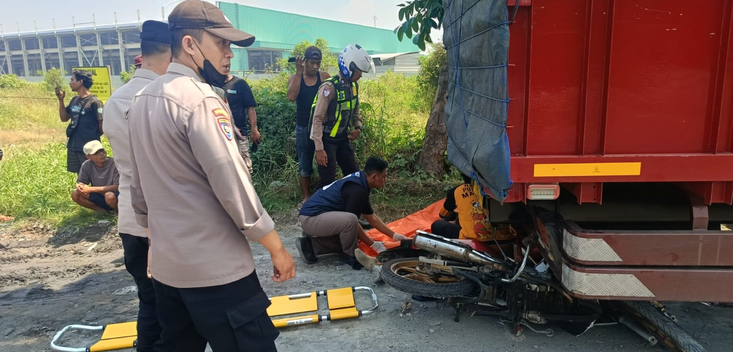 Petugas bersama Relawan mengevakuasi korban kecelakaan lalu-lintas di Jalan Raya Bypass Mojokerto.
