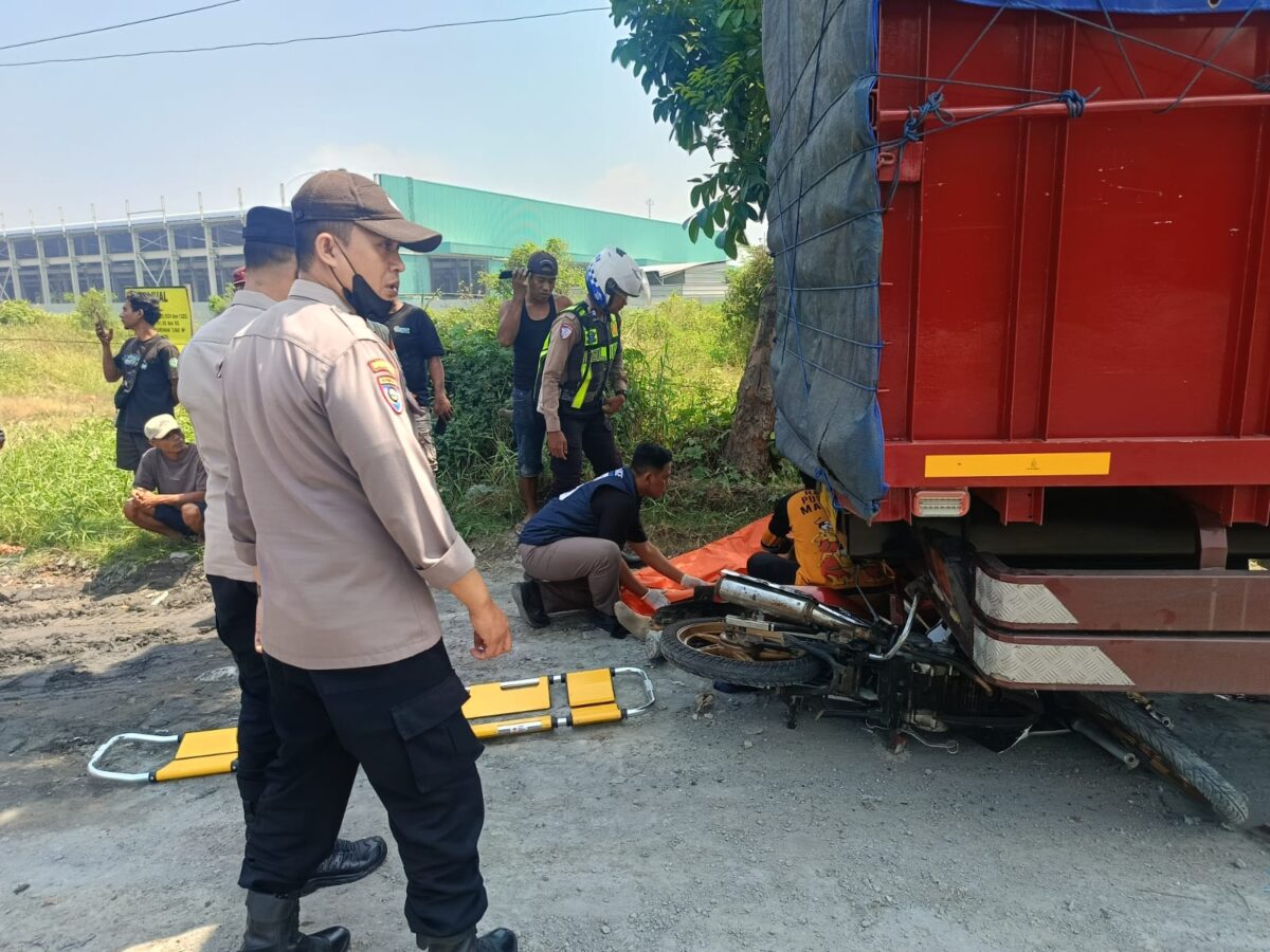 Petugas bersama Relawan mengevakuasi korban kecelakaan lalu-lintas di Jalan Raya Bypass Mojokerto.