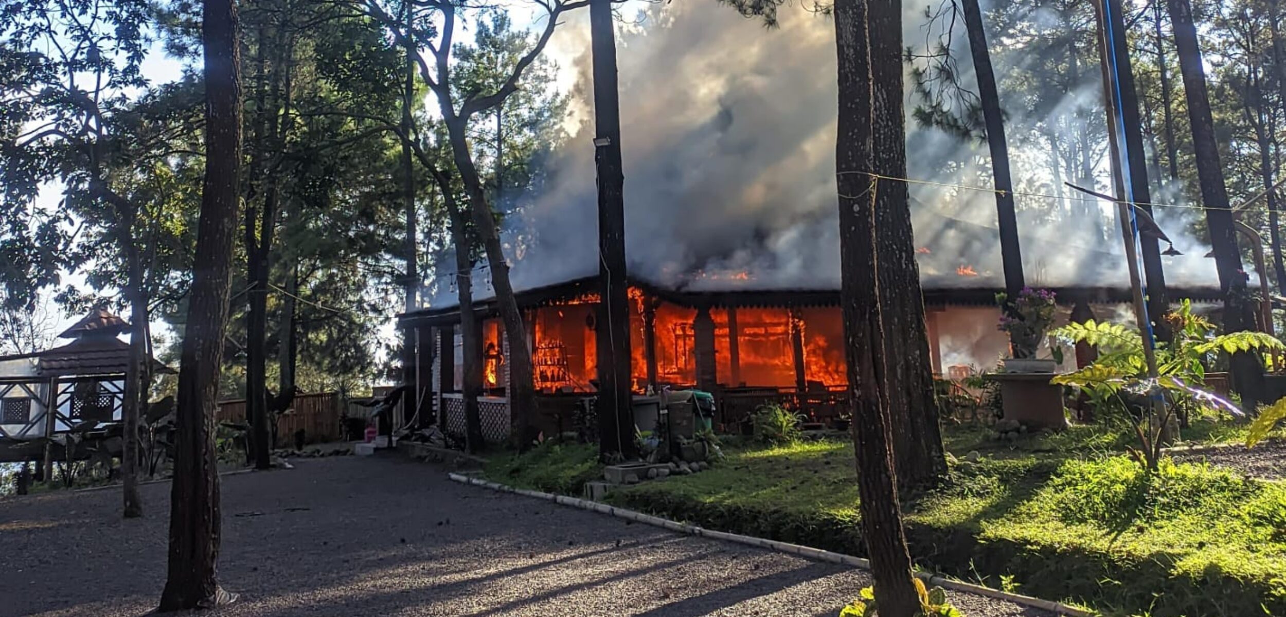 Kondisi api saat membakar bangunan kafe. (Redaksi Kabar Terdepan)