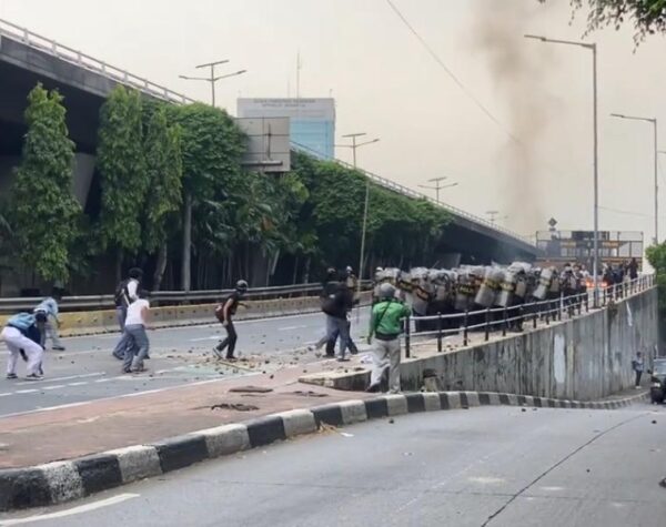 Kericuhan Demo DPR: Massa Lempar Batu, Polisi Balas Gas Air Mata