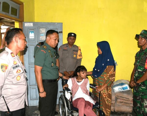 Warga Trowulan Terima Bantuan Kursi Roda dari Program Sedekah Prajurit Kodim 0815/Mojokerto