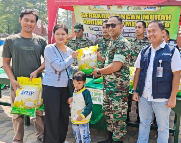 Stabilkan Harga Beras, Kodim 0815/Mojokerto Bersama Bulog Gelar Gerakan Pangan Murah
