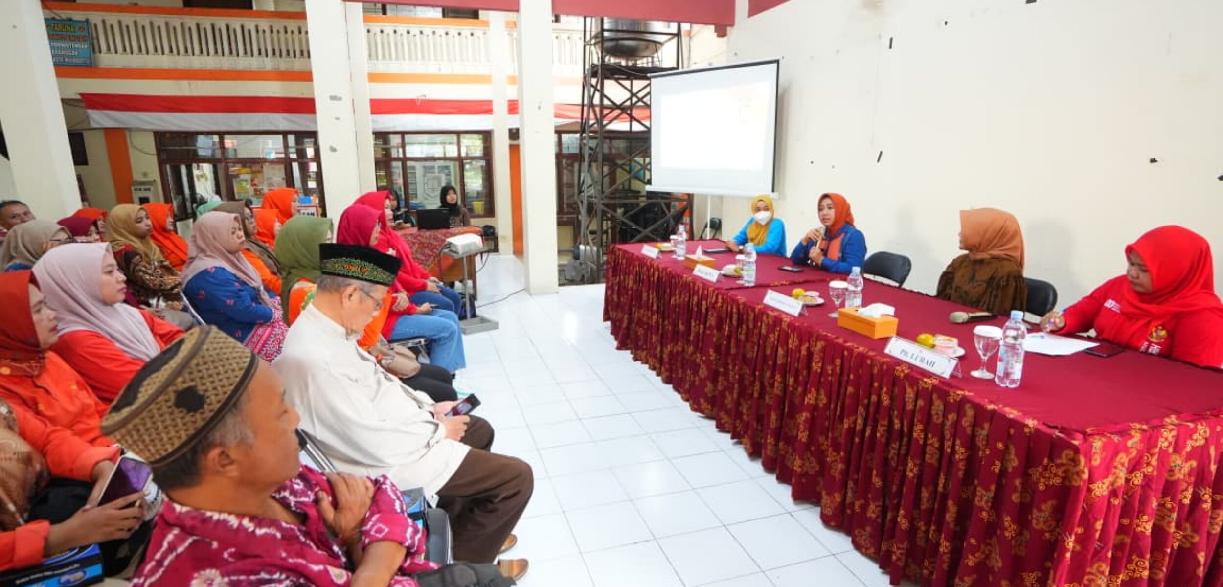 Wali Kota Mojokerto Ika Puspitasari dalam sebuah acara monitoring dan evaluasi (monev) kader kesehatan. (Kominfo Kota Mojokerto)